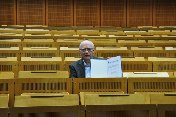 Theo Franke (72) zeigt seine bestandene Zertifikatsurkunde, die er zum Abschluss des Studiums überreicht bekam. - © Simon Schulz