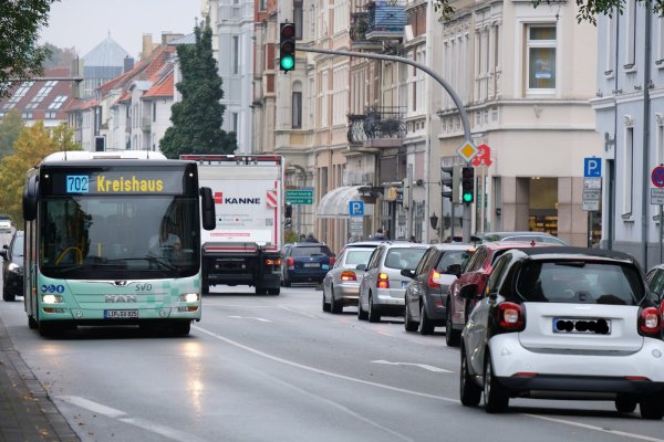 Volle Paulinenstraße: Der Nahverkehr im Detmolder Zentrum könnte um ein Drittel reduziert und in „gesunden Verkehr" transformiert werden: Fahrrad fahren, zu Fuß gehen... Aber zunächst müsse die Stadt ein neues Bild für das Detmold der Zukunft entwerfen, sagt Franz Lindner. - © Sven Koch