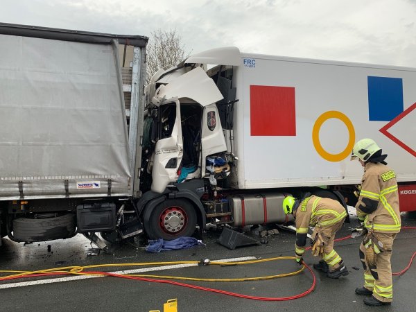 Ein Lkw ist auf den vorderen Lastwagen auf der A33 bei Paderborn aufgefahren. - © Ralph Meyer
