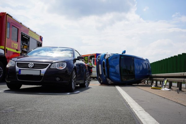 Der Mitsubishi war nach dem Auffahrunfall auf die Seite gekippt. - © Freitag TV
