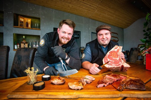 Stolze Sommeliere: Die Freunde Dominik Stollberg (l.) und Lennart Hermstein haben die Prüfungen in der Augsburger Fleischerschule mit Bestnoten bestanden. Fleisch aus dem Supermarkt gibt es bei ihnen nicht. - © Mike-Dennis Mueller