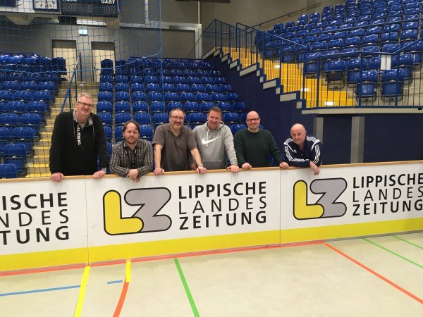 Der Hausmeister und das TBV-Team: Stefan Pieper, Hausmeister der Phoenix-Contact-Arena (links), bereitete die Halle am Samstag unter anderem mit den Lemgoer Bandenfachleuten vor. - © Sebastian Lucas