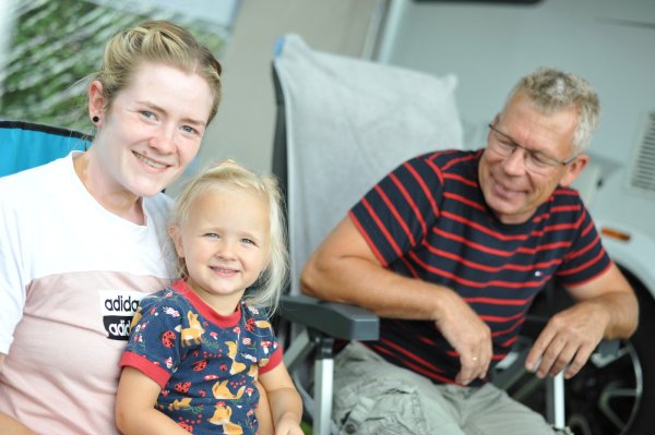 Machen gerne Campingurlaub in Extertal: v.l. Tatjana Werner, Jette und Heiko Albien. - © Nicole Ellerbrake