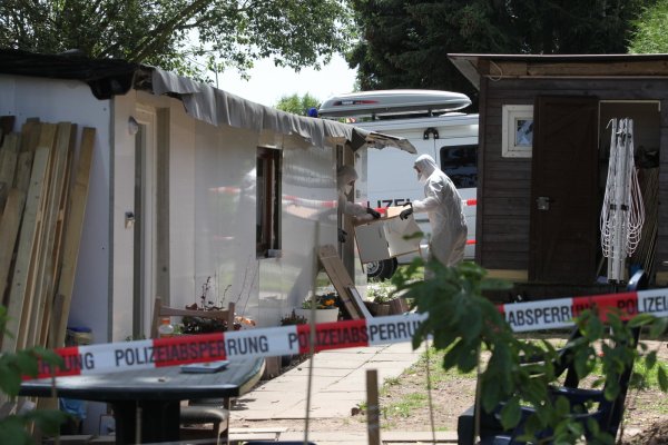 Die Parzelle des neuen Tatverdächtigen wird auf dem Campingplatz "Eichwald" durchsucht. - © Bernhard Preuss