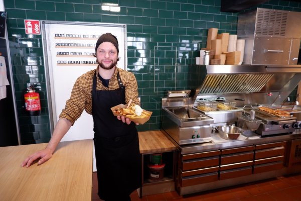 Guten Appetit: Jan Kliewer vom Lemgoer „Currywerk" präsentiert den Klassiker – Currywurst mit Pommes. Alle drei Saucen für die Wurst bereitet er selbst zu. - © Lorraine Brinkmann