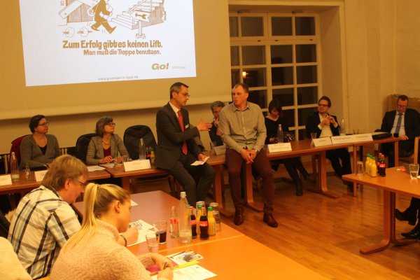 Bürgermeister Jörg Bierwirth spricht mit Jungunternehmer Juri Friman über die Anfänge seiner Selbstständigkeit.  - © Michaela Weiße