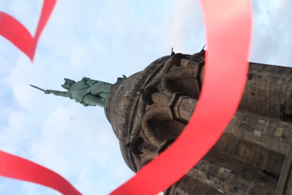 Zehn Paare haben den Sonnenuntergang auf dem Hermann genossen - "So liebt Lippe" eben   - © Vera Gerstendorf-Welle