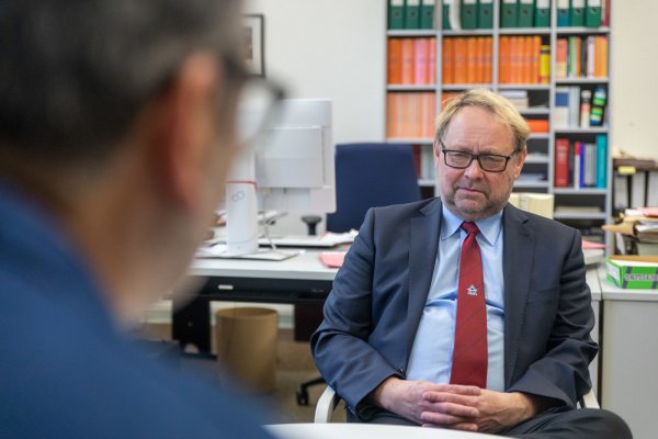 Oberstaatsanwalt Ralf Vetter im Gespräch über die Missbrauchsfälle von Lügde. - © Jannik Stodiek