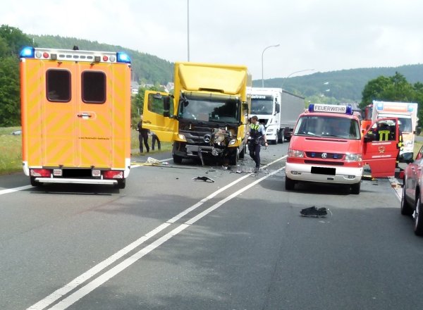 Die B 239 musste für mehrere Stunden gesperrt werden. - © Polizei Minden-Lübbecke