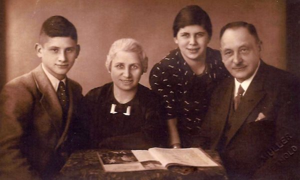 Ein Bild aus glücklichen Tagen: Die Familie Herzberg. Den Holocaust überlebte nur Fritz (links), der mit einem Kindertransport Detmold in Richtung England verließ. Seine Tochter Joanne möchte nun, dass an dem ehemaligen Wohnhaus der Familie in der Langen Straße 71 Stolpersteine (links) in den Boden eingelassen werden, die an das Schicksal der Herzbergs erinnern. - © Gudrun Mitschke-Buchholz/Archivfoto: LZ