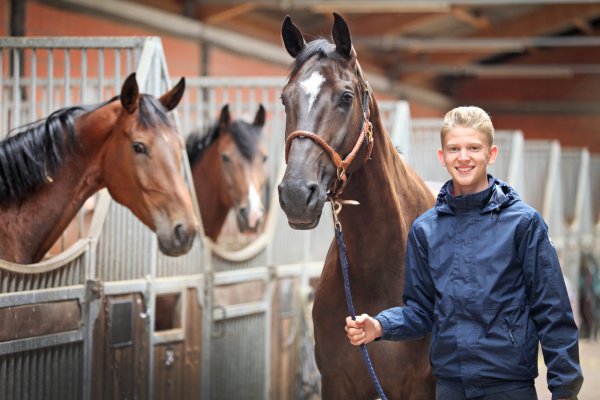 In der Stallgasse: Luke Vogelsänger und seine neunjährige Holsteiner Stute C’est Evie. - © Vera Gerstendorf-Welle