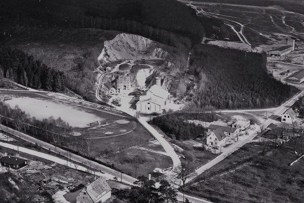 Einschlag: Wie eine Rakete war der Kessel aus dem 500 Meter entfernten Hartsteinwerk in das Kalkwerk geflogen. - © Repros Horst Biere / Quelle: NW-Archiv