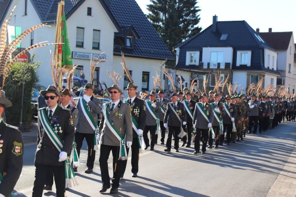 Hintereinander weg: Mitglieder der Oerlinghauser Schützengesellschaft beim Festmarsch. - © Knut Dinter