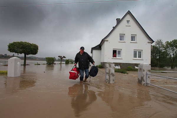 Vom Wasser vertrieben: In Lieme hat Otaviano Ponath das Nötigste für die Notunterkunft gepackt. Seine Schwiegermutter (83) kommt in Detmold unter. - © Vera Gerstendorf-Welle