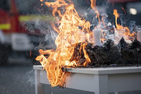 Wenn Adventskränze und Weihnachtsbäume trocken sind, brennen sie ruckzuck lichterloh. Die Löschabteilung Sieker zeigt das eindrucksvoll mit Fotos und Videos. - © Felix Brenneke
