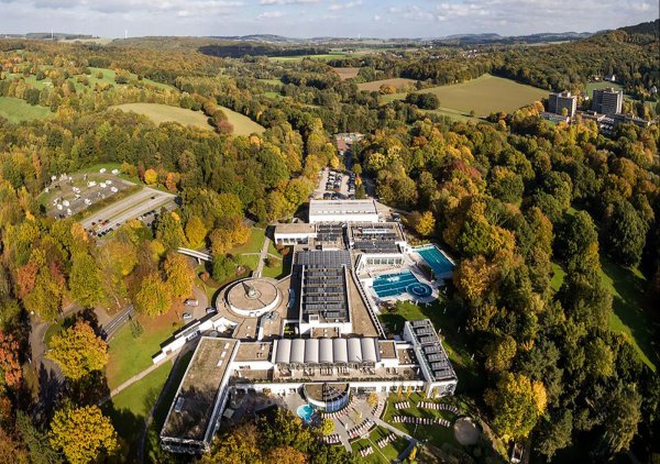 Die Therme von oben: Das neue Vier-Sterne-Hotel könnte auf dem nördlichen Parkplatz entstehen. So sieht es jedenfalls der Entwurf des neuen Flächennutzungsplans vor. Für die dadurch wegfallenden Stellflächen muss Ersatz her. - © VitaSol Therme