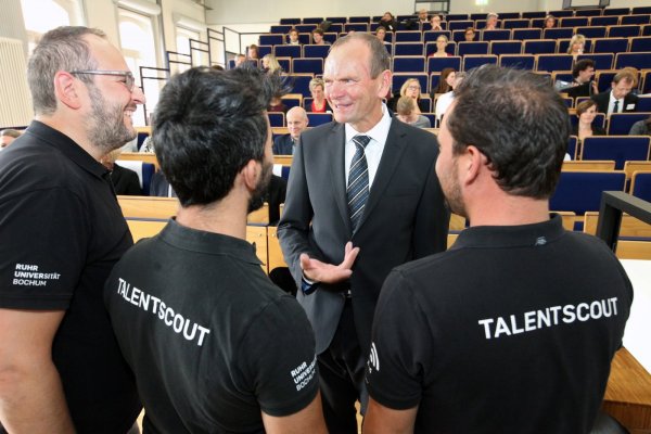 Talente gesucht: TH-OWL-Präsident Prof. Jürgen Krahl trifft am Rand der Tagung auf Talentscouts der Ruhruni Bochum, Theodoros Merkakidis, Halil Ülker und Serhat Demir (von links). - © Bernhard Preuss