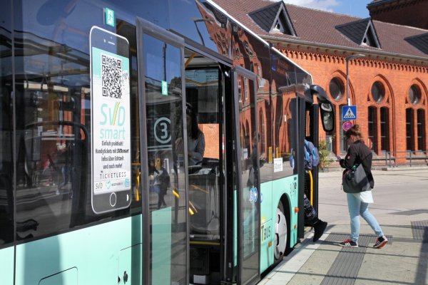 Frisches Grün: Die neuen Busse im Stadtverkehr Detmold fallen durch ihre mintgrüne Farbe ins Auge.  - © Bernhard Preuß