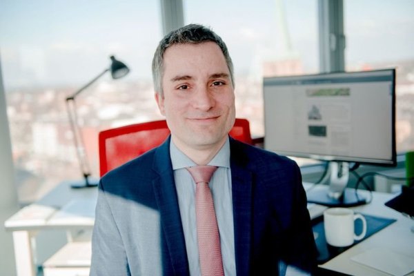 Tobias Singelnstein vom Institut für Kriminologie der Ruhr-Universität Bochumuntersucht Polizeigewalt. - © Katja Marquard