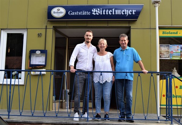 Ein starkes Team: (von links) Dimitri, Vassiliki und Lucas Ziguri halten die Gaststätte „Wittelmeyer" gemeinsam am Laufen und laden zu immer neuen Events ein. - © Greta Wiedemeier