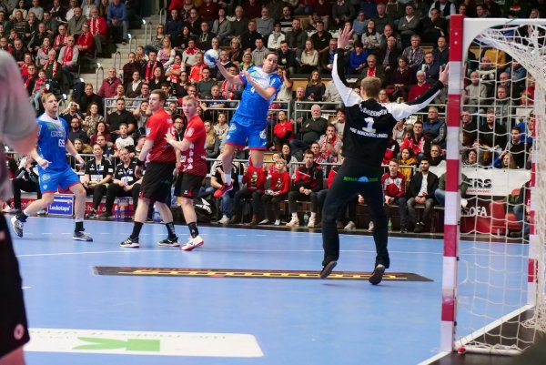 Lemgos Linksaußen Bjarki Mar Elisson auf Torjagd in Lingen. - © Jörg Hagemann