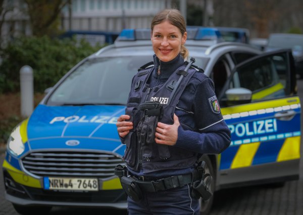 Fühlt sich pudelwohl in Uniform: Julia J. war früher Model, heute fährt sie Streife. - © Foto: Andreas Zobe/NW