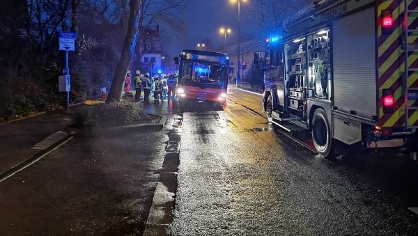 Kurz hinter der Unfallstelle kam der Bus zum Stehen. - © Feuerwehr Herford
