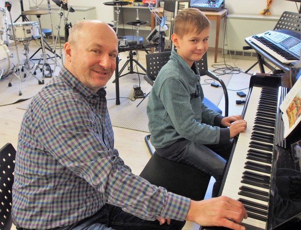 Leander macht das Klavierspielen viel Spaß. Hans Joachim Senft ist sehr zufrieden mit seinem Schüler. - © Tanja Andersen