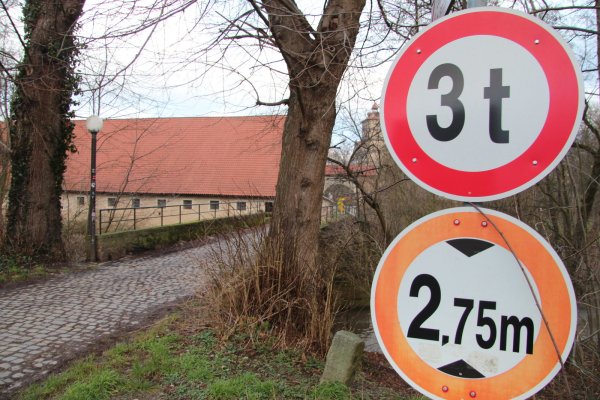 Das Schäfertor ist der südliche Zugang zum Schloss Brake - hier geht's über die Bega. - © Till Brand