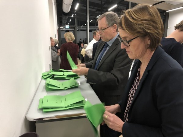 Die Entscheidung naht: Myriam Heidemann und Wolfgang Sander von der Stadtverwaltung zählen im Netzwerk die Zettel für die geheime Abstimmung über die autoarme Innenstadt aus. - © Thomas Reineke