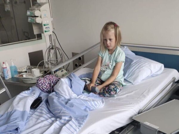 Die fünfjährige Feelia, hier wenige Tage vor der Transplantation, wird noch den ganzen August über im Krankenhaus bleiben müssen. Dort überwachen die Ärzte, ob ihr Körper die Stammzellen gut annimmt. - © Marc Blume