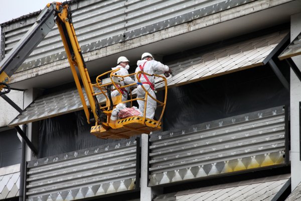 Abbau der asbesthaltigen Fassadenverkleidung am ehemaligen Parkhaus Hornsches Tor. - © Bernhard Preuss