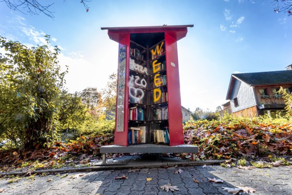 Der Bücherschrank in Heiligenkirchen ist zum wiederholten Mal beschädigt worden. - © Torben Gocke
