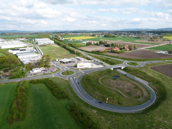 Zwei Kreisel am Ende der L 712n: Zur linken Seite geht’s nach Elverdissen, zur rechten nach Altenhagen/Milse, nach oben geht es gen Lippe und zur A 2. - © Detlef Wittig