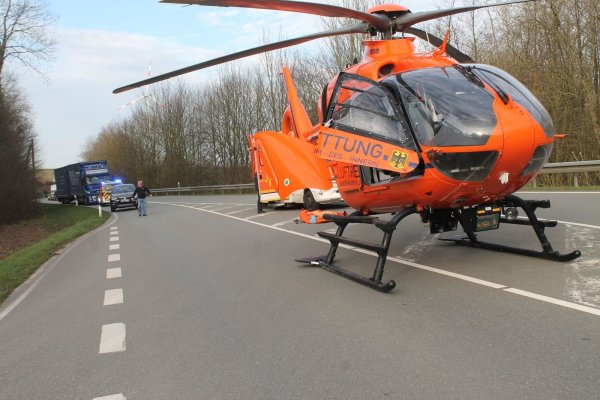 Ein Rettungshubschrauber flog den Schwerverletzten in die Bielefelder Gilead-Klinik. - © Jobst Lüdeking