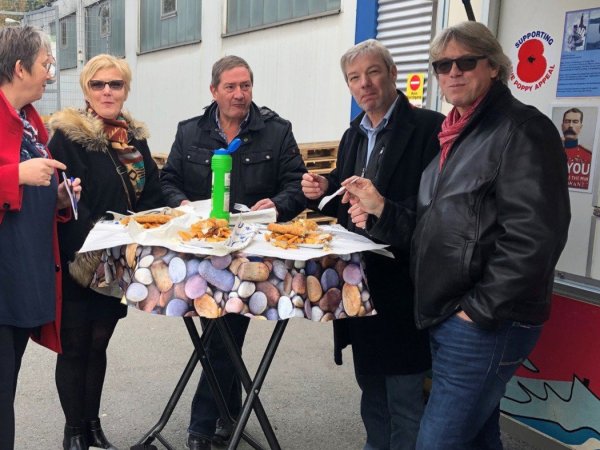 Volker Sim (von rechts), Kevin Randles sowie Stephen und  Cornelia Graham reden mit LZ-Redakteurin Marianne Schwarzer über den Brexit. - © Dirk Baldus