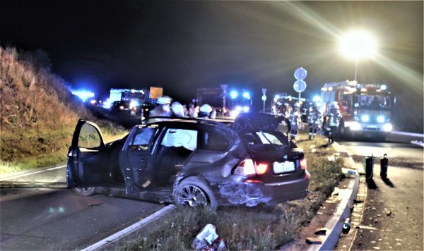 Der BMW hatte nach dem Unfall am Steinheimer Kreisel nur noch Schrottwert. - © Polizei Höxter