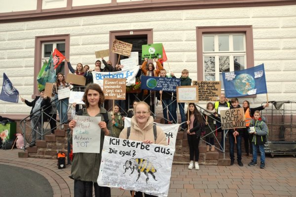 Chantal de Villele (links) und Eileen Wiebe haben die erste Klimademonstration in Blomberg organisiert. - © Tanja Watermann