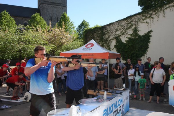 Mitten ins Schwarze: Auf Laufbändern müssen die Athleten die Langlaufstrecke zurücklegen, um anschließend mit dem Infrarotgewehr auf die Scheiben zu schießen – wie hier auf der vergangenen Biathlon-Tour. - © www.biathlon-tour.de