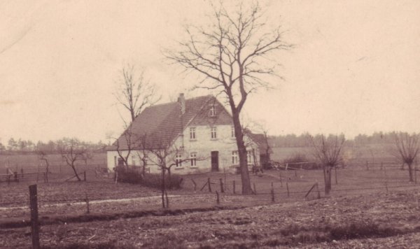 Existiert nicht mehr: Das Haus Augustdorf Nr. 100 der Familie Fritz Erfkamp. Sie wurde 1937 nach Vahlhausen bei Horn umgesiedelt. - © Sammlung Olaf Biere