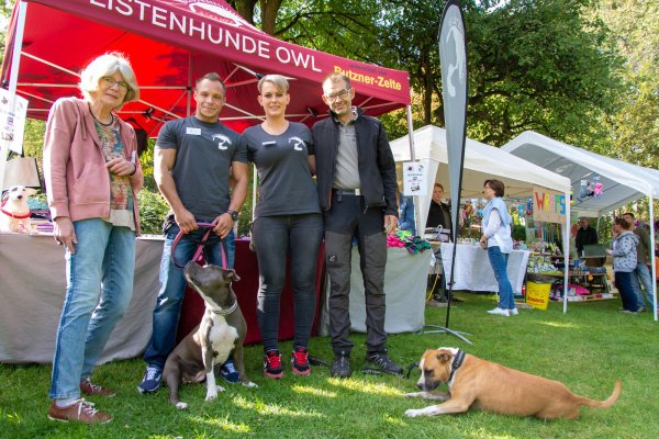 (Von links) Tierheim-Sprecherin Maria Toman mit Fabian Heidekorn, Saskia Schulz, und Markus Flocke von der IG Listenhunde OWL, die sich beim Tag der offenen Tür den Besuchern vorstellen. - © Raphael Bartling
