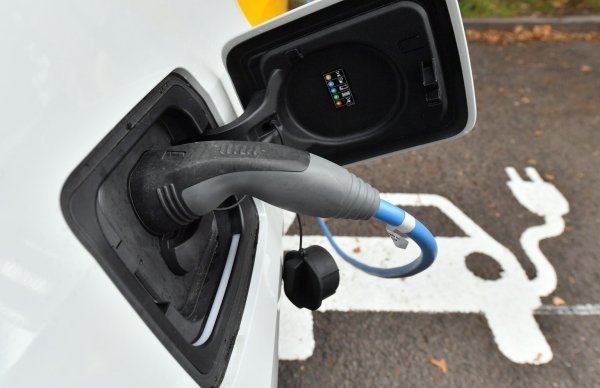 Ein Elektroauto wird an einer Ladestation aufgeladen. - © Hendrik Schmidt