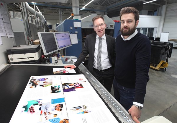 Gemeinsam stärker: Henning Diedrich (Geschäftsführung Giesdorf Mediengruppe) und Felix Wallbaum (Druckhaus Rihn, von links) begutachten einen Druckbogen. - © Vera Gerstendorf-Welle