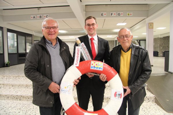 Rettungsring für die Freibäder: Dieter Hempelmann (links) und Rüdiger Tretow (rechts) überreichen Bürgermeister Matthias Kalkreuter im Schulzentrum Werreanger das Konzept für die drei Freizeiteinrichtungen in Lage. - © Cordula Gröne