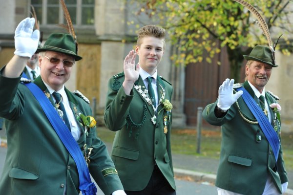 Unter anderem marschieren die Schützen aus Bad Salzuflen, (von links) Eckhard Palm (stellvertretender Vorsitzender), Lukas Lähkamp (vierter Platz Landesjugendkönig) und Oberst Detlef Bollhöfer, beim Westfälischen Schützentag mit. - © Nicole Ellerbrake
