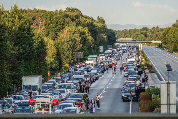 Ein Unfall mit mehreren beteiligten Autos sorgt für Behinderungen auf der A2 bei Bielefeld. - © Paul Brinkmann