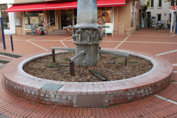 Ohne Wasser: Der Ziegelerbrunnen ist derzeit noch mit Erde und Mulch befüllt. - © Sandra Castrup