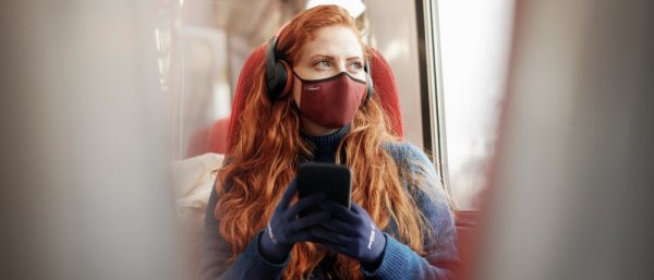 So sehen die keimtötenden Masken des Schweizer Unternehmens Livinguard aus. Der Maskenhersteller produziert auch Handschuhe. - © Livinguard