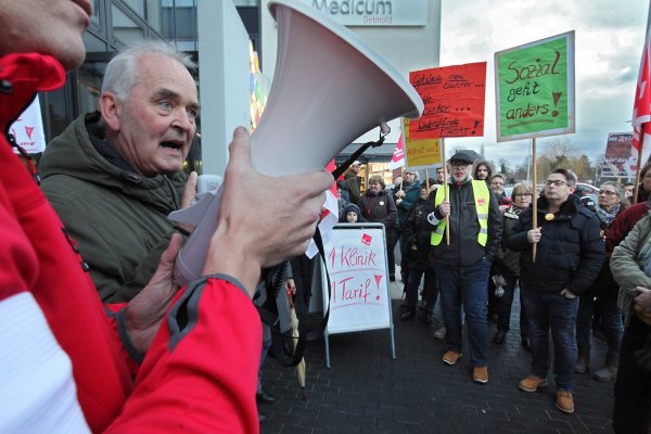Demo vor dem Klinikum: Volker Hoppmann, Verdi-Gewerkschaftssekretär OWL, kritisiert die Sparpläne der Geschäftsführung, die auch noch von einem SPD-Landrat unterstützt würden. - © Bernhard Preuss