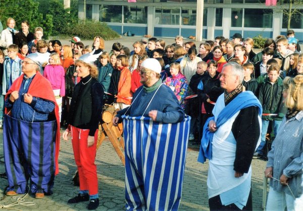 Pestalozzis Erben – ein gallisch-römisches Jux-Spektakel veranstaltete die Abiklasse des Jahres 1997 auf dem Schulhof. Zur Schulentlassung traten in lustiger Verkleidung die Lehrer Fritz Haeger (v. li.), Christina Harth, Rüdiger Gerke, Friedrich Mahlmann und Ulrike Niemeyer auf. - © Horst Biere